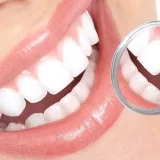 dişlerin renk değişimi: nedenleri, etkileri ve çözümleri